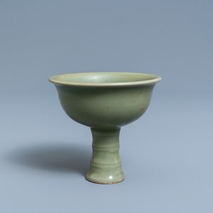 A Chinese monochrome celadon stem cup, Ming — 照片 1