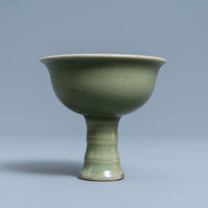 A Chinese monochrome celadon stem cup, Ming — 照片 5