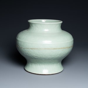 A Chinese monochrome celadon vase with underglaze floral design, Chenghua mark, Kangxi — 照片 1