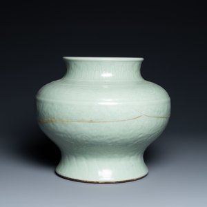 A Chinese monochrome celadon vase with underglaze floral design, Chenghua mark, Kangxi — 照片 4