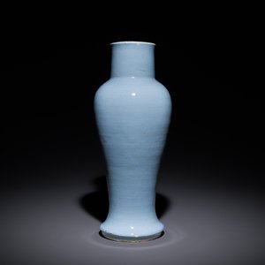 A Chinese monochrome clair-de-lune-glazed 'guanyin zun' vase, Kangxi — 照片 1