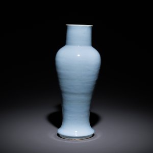 A Chinese monochrome clair-de-lune-glazed 'guanyin zun' vase, Kangxi — 照片 2