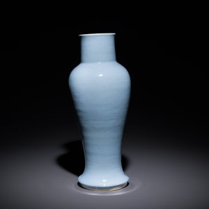 A Chinese monochrome clair-de-lune-glazed 'guanyin zun' vase, Kangxi — 照片 3