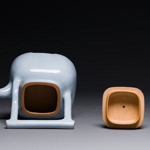 A Chinese monochrome clair-de-lune-glazed Yixing stoneware teapot and cover, Yixing seal mark, Republic — 照片 5