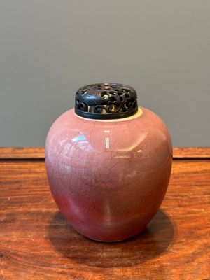 A Chinese monochrome copper-red-glazed ginger jar with a reticulated wooden cover, 18/19th C. — photo 2