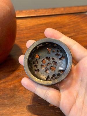 A Chinese monochrome copper-red-glazed ginger jar with a reticulated wooden cover, 18/19th C. — photo 5