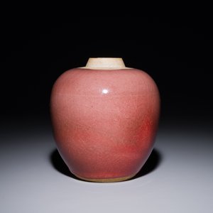A Chinese monochrome copper-red-glazed ginger jar with a reticulated wooden cover, 18/19th C. — photo 3