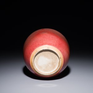 A Chinese monochrome copper-red-glazed ginger jar with a reticulated wooden cover, 18/19th C. — photo 5