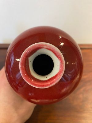 A Chinese monochrome copper-red-glazed 'meiping' vase on wooden stand, Republic — 照片 3
