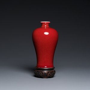 A Chinese monochrome copper-red-glazed 'meiping' vase on wooden stand, Republic — 照片 1