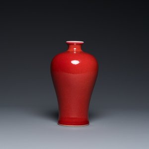 A Chinese monochrome copper-red-glazed 'meiping' vase on wooden stand, Republic — 照片 3