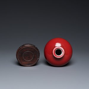 A Chinese monochrome copper-red-glazed 'meiping' vase on wooden stand, Republic — 照片 6