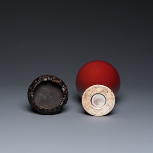A Chinese monochrome copper-red-glazed 'meiping' vase on wooden stand, Republic — 照片 7