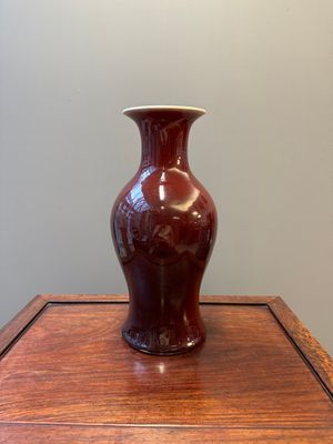 A Chinese monochrome copper-red-glazed vase, 19th C. — 照片 1