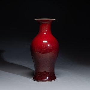 A Chinese monochrome copper-red-glazed vase, 19th C. — 照片 1