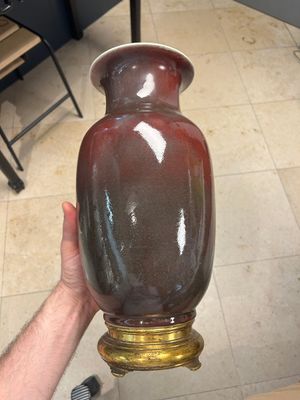 A Chinese monochrome copper-red-glazed vase with gilt bronze mount, 18/19th C — 照片 2