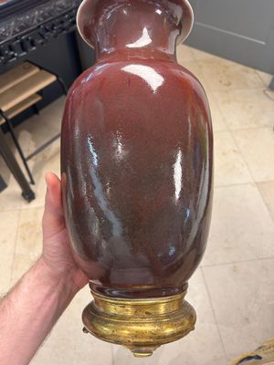 A Chinese monochrome copper-red-glazed vase with gilt bronze mount, 18/19th C — 照片 4