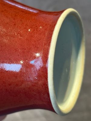 A Chinese monochrome copper-red-glazed vase, Xuande mark, 18/19th C. — 照片 11