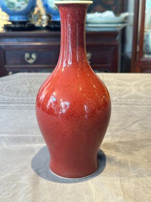 A Chinese monochrome copper-red-glazed vase, Xuande mark, 18/19th C. — 照片 3