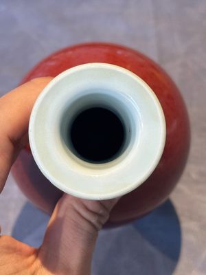 A Chinese monochrome copper-red-glazed vase, Xuande mark, 18/19th C. — 照片 4