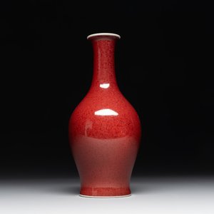 A Chinese monochrome copper-red-glazed vase, Xuande mark, 18/19th C. — 照片 1