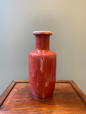 A Chinese monochrome copper-red rouleau vase, 18/19th C. — 照片 1