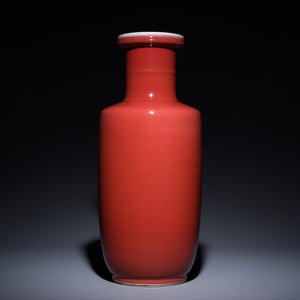 A Chinese monochrome copper-red rouleau vase, 18/19th C. — 照片 1