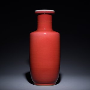 A Chinese monochrome copper-red rouleau vase, 18/19th C. — 照片 2