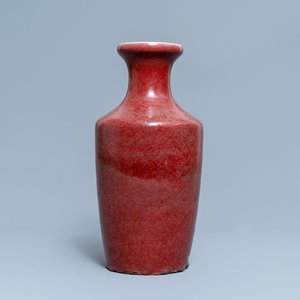 A Chinese monochrome copper red vase, 19th C. — 照片 1