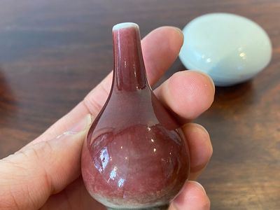 A Chinese monochrome copper-red vase, a green anhua 'dragon' cup and a white-glazed box and cover, 19/20th C. — 照片 10