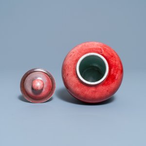 A Chinese monochrome copper red vase and cover, Qianlong/Jiaqing — photo 5