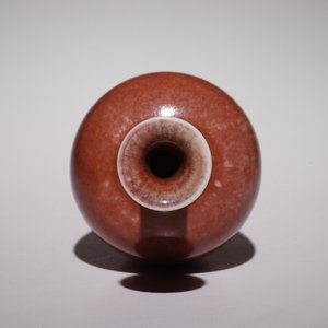 A Chinese monochrome copper-red vase, Kangxi mark, 19/20th C. — 照片 5