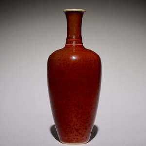 A Chinese monochrome copper-red vase, Kangxi mark, 19/20th C. — photo 2
