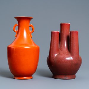 A Chinese monochrome coral red vase and a five-spouted sang de boeuf-glazed vase, 19/20th C. — photo 2