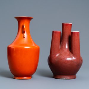 A Chinese monochrome coral red vase and a five-spouted sang de boeuf-glazed vase, 19/20th C. — photo 5