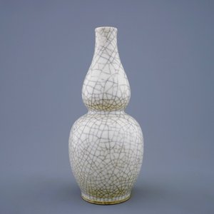 A Chinese monochrome crackle glazed double gourd vase, 19th C. — photo 2