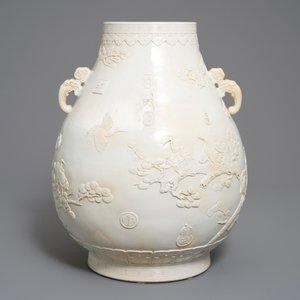 A Chinese monochrome cream-glazed relief-decorated hu vase, Qianlong mark, 20th C. — 照片 3