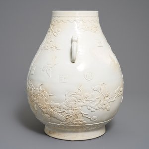 A Chinese monochrome cream-glazed relief-decorated hu vase, Qianlong mark, 20th C. — 照片 4