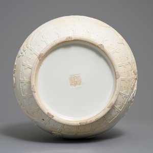 A Chinese monochrome cream-glazed relief-decorated hu vase, Qianlong mark, 20th C. — 照片 5