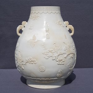A Chinese monochrome cream-glazed relief-decorated hu vase, Qianlong mark, 20th C. — 照片 9