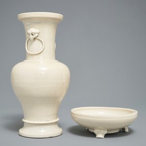 A Chinese monochrome cream-glazed vase and a tripod censer, Ming — photo 1