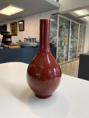 A Chinese monochrome dark ruby-red-glazed bottle vase, Qianlong mark and of the period — 照片 1