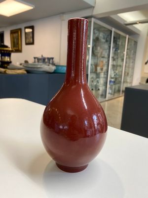 A Chinese monochrome dark ruby-red-glazed bottle vase, Qianlong mark and of the period — 照片 2