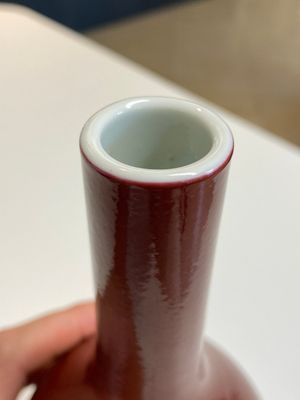 A Chinese monochrome dark ruby-red-glazed bottle vase, Qianlong mark and of the period — 照片 3