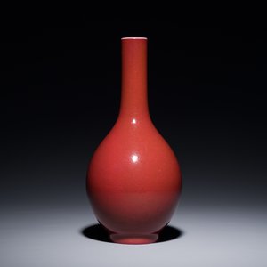 A Chinese monochrome dark ruby-red-glazed bottle vase, Qianlong mark and of the period — 照片 1