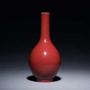A Chinese monochrome dark ruby-red-glazed bottle vase, Qianlong mark and of the period — 照片 2