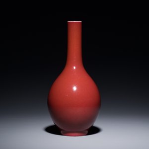 A Chinese monochrome dark ruby-red-glazed bottle vase, Qianlong mark and of the period — 照片 4