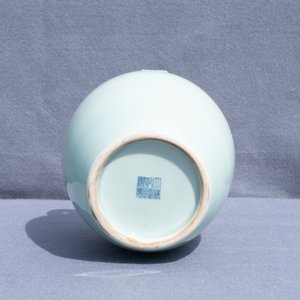 A Chinese monochrome dragon-handled celadon vase, Qianlong mark, 19/20th C. — photo 11