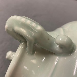 A Chinese monochrome dragon-handled celadon vase, Qianlong mark, 19/20th C. — photo 14