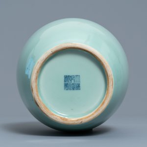 A Chinese monochrome dragon-handled celadon vase, Qianlong mark, 19/20th C. — photo 7